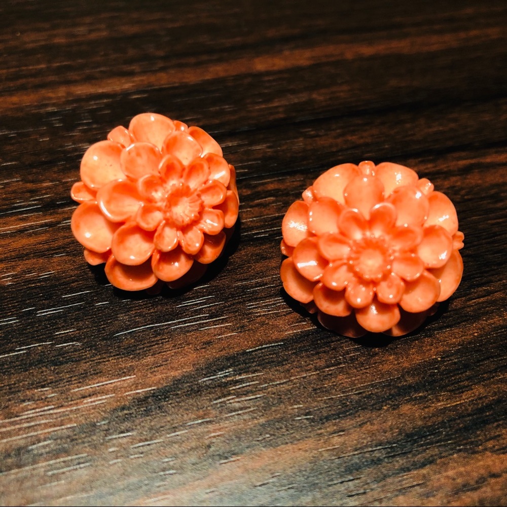 Peach Resin Chrysanthemum Stud Earrings 🍑